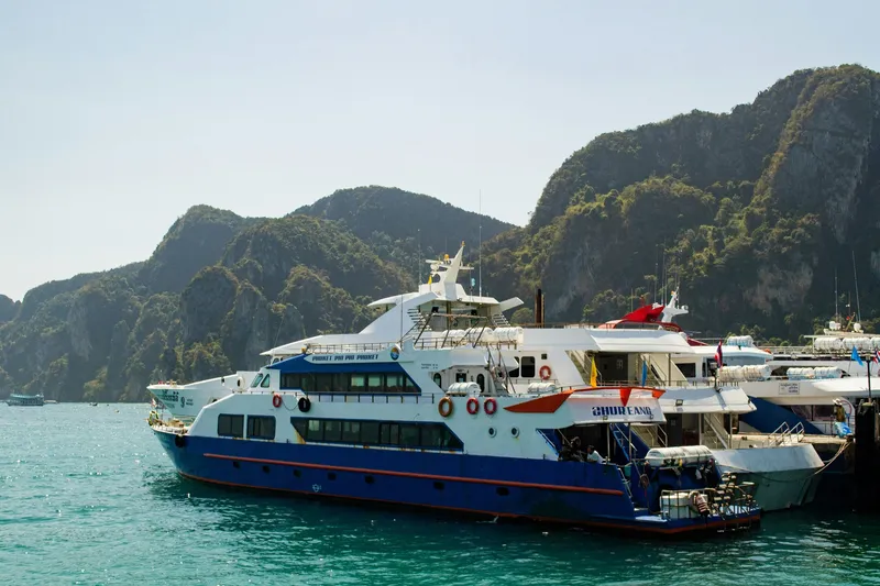 Паром Andaman Wave Master у пирса Рассада на Пхукете