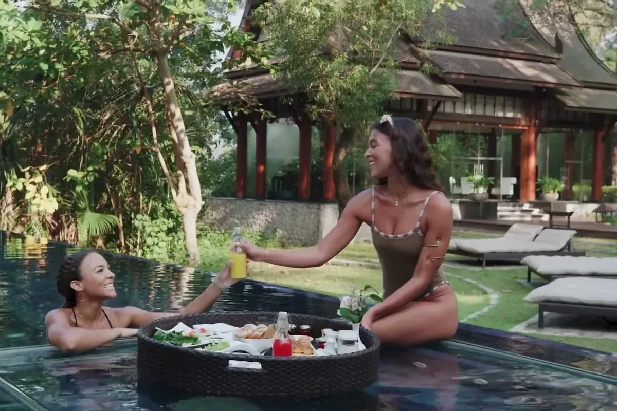 Плавающий завтрак в бассейне приватной виллы Banyan Tree Phuket