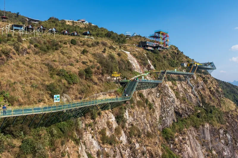 Стеклянный мост Beyond Skywalk Nangshi над скалой с видом на залив