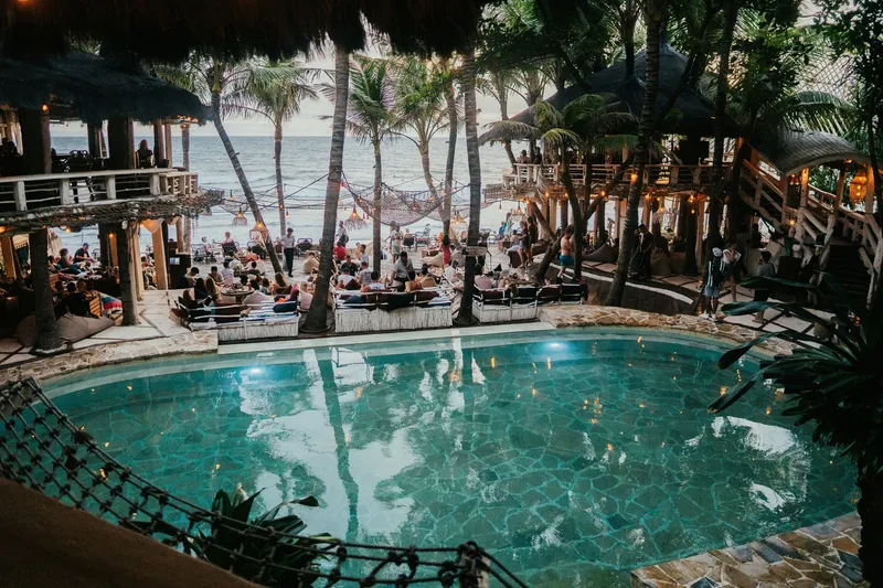 Пляжный клуб Café del Mar Phuket с бассейном и шезлонгами у моря