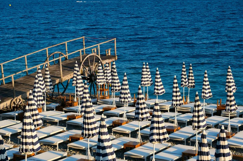 Пляжный клуб Catch Beach Club: лежаки с зонтами на первой линии Банг Тао