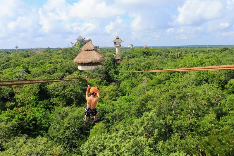 Зиплайн и подвесные платформы Hanuman World Phuket над кронами тропических джунглей