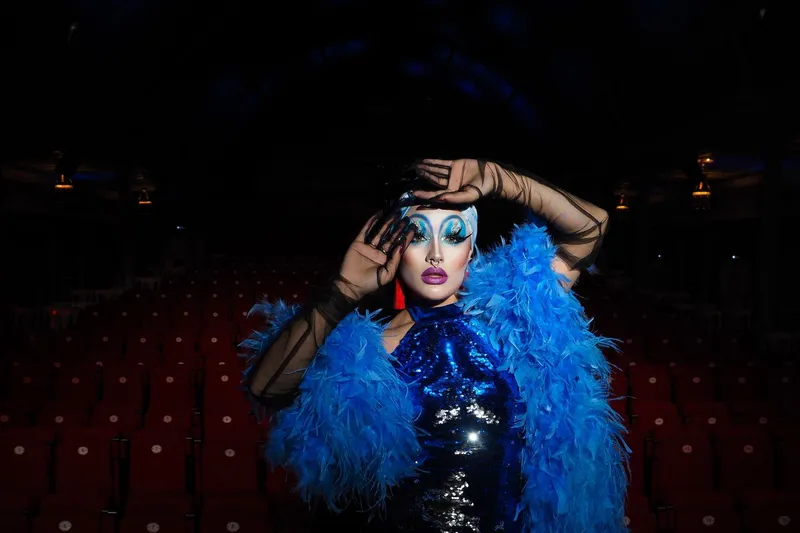 Артистка на сцене и зрительный зал Simon Cabaret Phuket на Пхукете