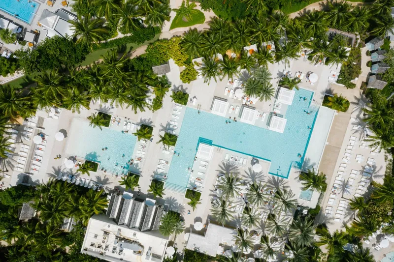 Территория и бассейны резорта The Slate Phuket с высоты